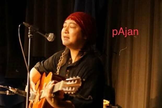 ギターを演奏するpAjan